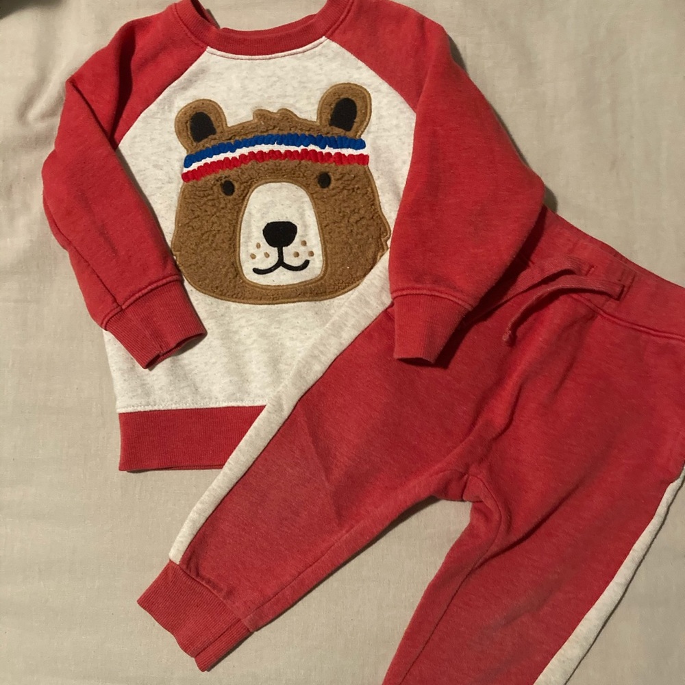 Bundle-outfit and two shirts.